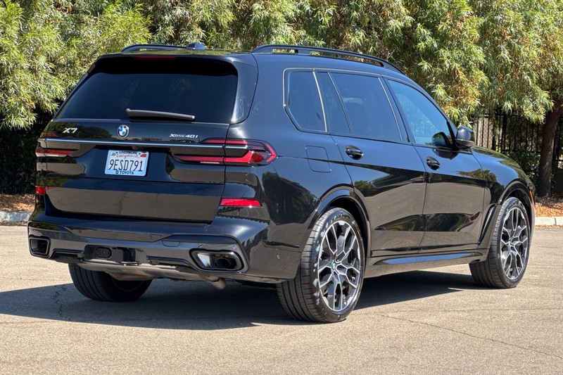 BMW X7 Vehicle Full-screen Gallery Image 04