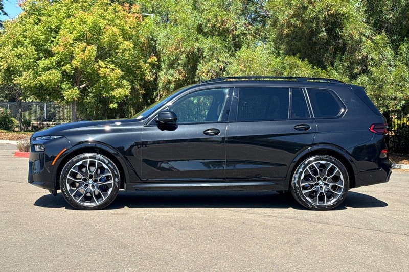 BMW X7 Vehicle Full-screen Gallery Image 07