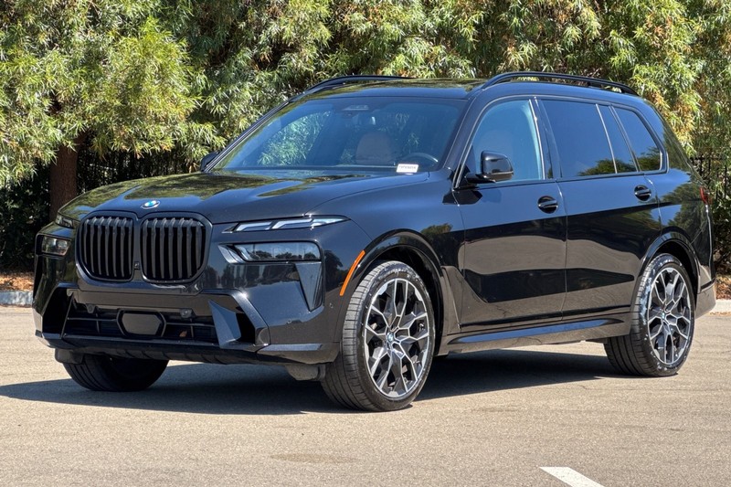 BMW X7 Vehicle Full-screen Gallery Image 08