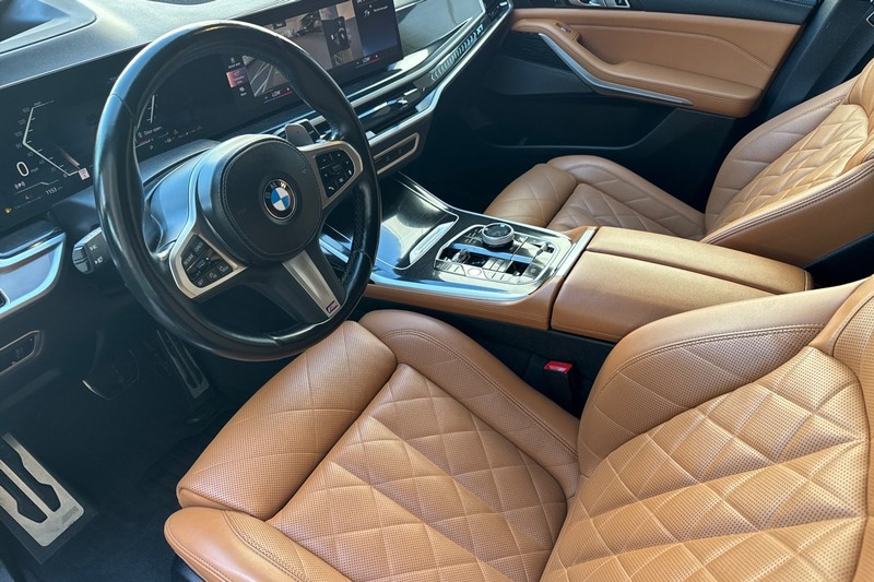 BMW X7 Vehicle Full-screen Gallery Image 10