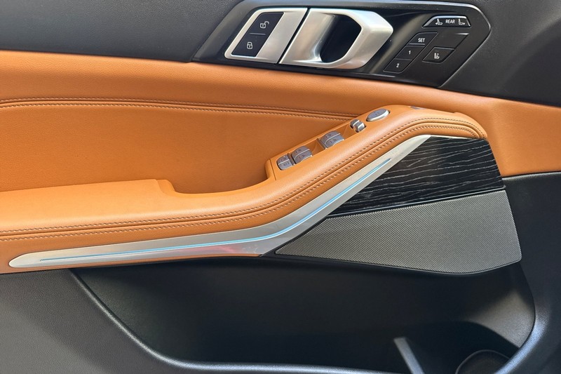 BMW X7 Vehicle Full-screen Gallery Image 11