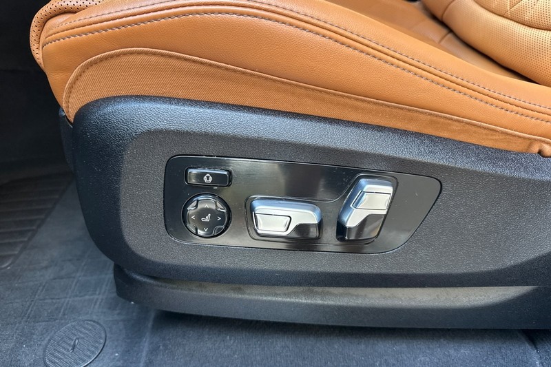 BMW X7 Vehicle Full-screen Gallery Image 13