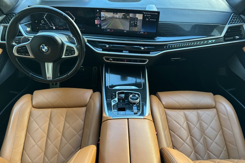 BMW X7 Vehicle Full-screen Gallery Image 15
