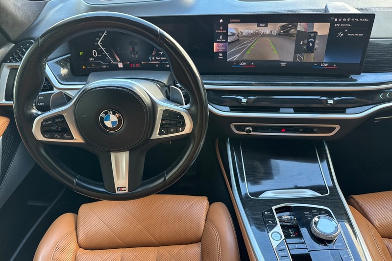 BMW X7 Vehicle Full-screen Gallery Image 16