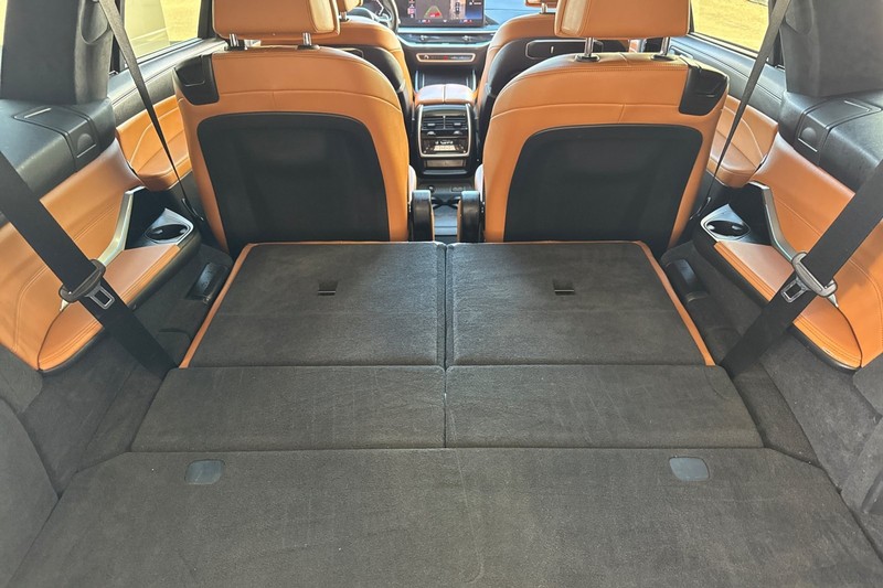 BMW X7 Vehicle Full-screen Gallery Image 17