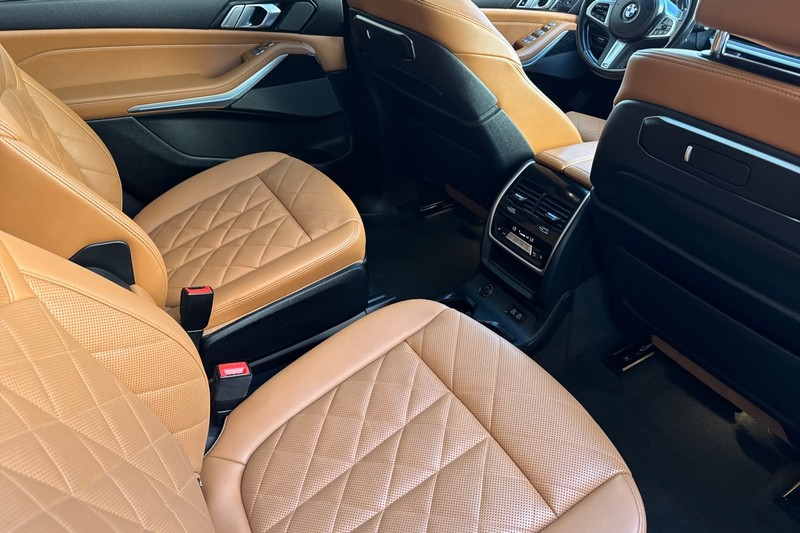 BMW X7 Vehicle Full-screen Gallery Image 18