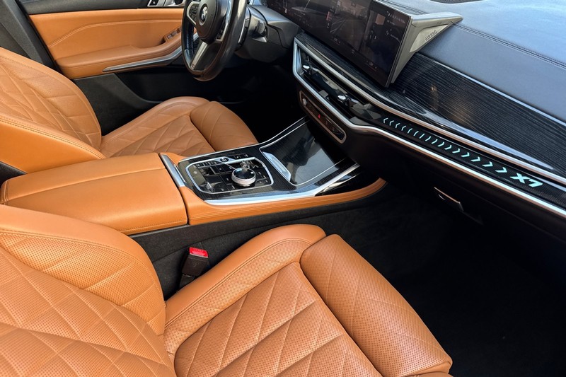 BMW X7 Vehicle Full-screen Gallery Image 19