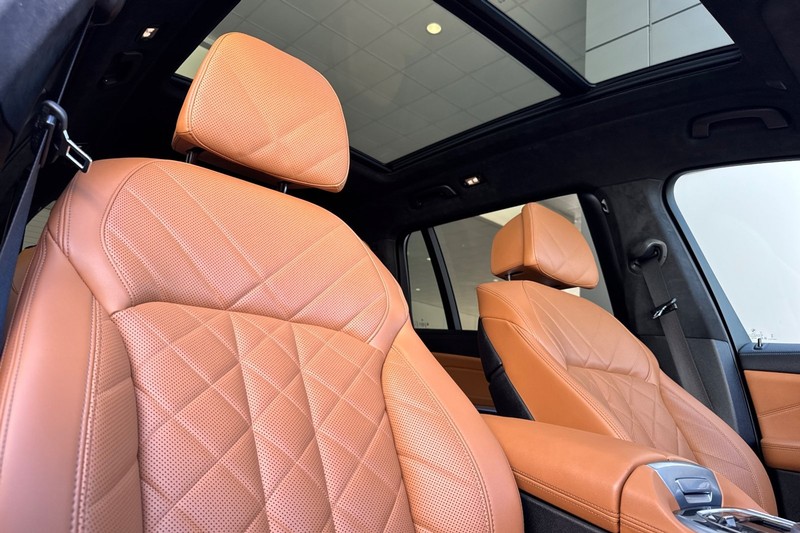 BMW X7 Vehicle Full-screen Gallery Image 20