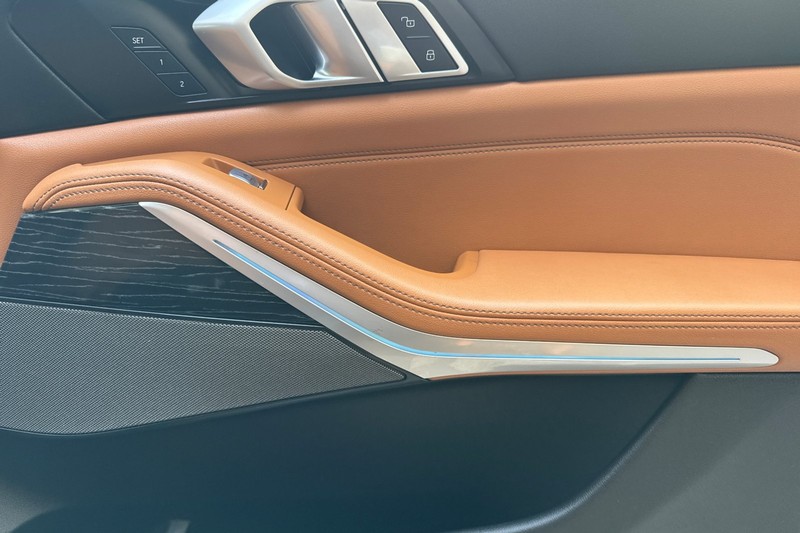 BMW X7 Vehicle Full-screen Gallery Image 21