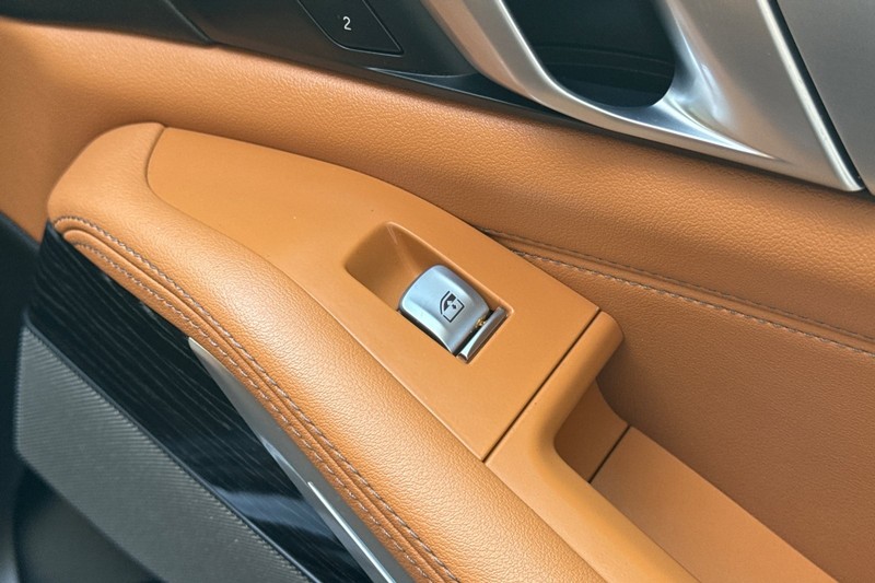 BMW X7 Vehicle Full-screen Gallery Image 22