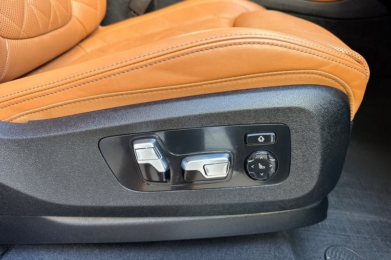 BMW X7 Vehicle Full-screen Gallery Image 23