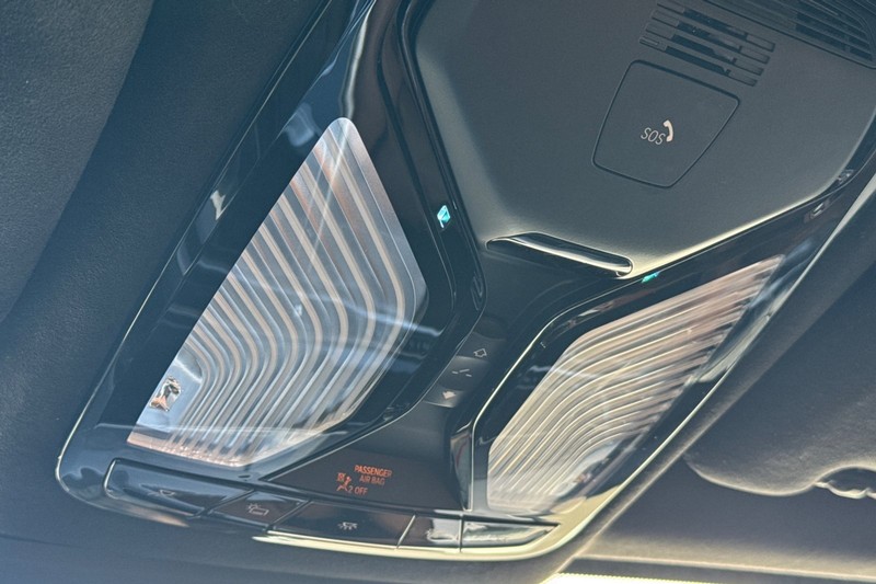 BMW X7 Vehicle Full-screen Gallery Image 24