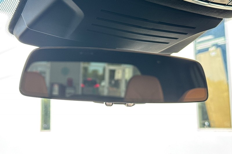 BMW X7 Vehicle Full-screen Gallery Image 25