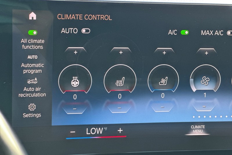 BMW X7 Vehicle Full-screen Gallery Image 29