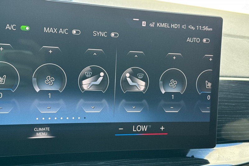 BMW X7 Vehicle Full-screen Gallery Image 30