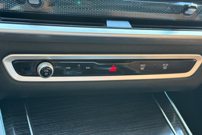 BMW X7 Vehicle Full-screen Gallery Image 31