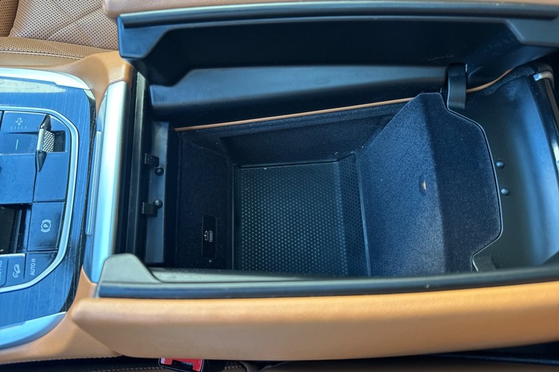 BMW X7 Vehicle Full-screen Gallery Image 32
