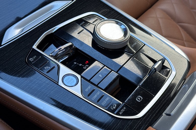 BMW X7 Vehicle Full-screen Gallery Image 33