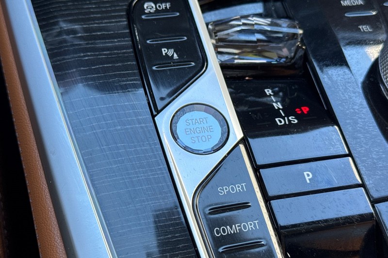 BMW X7 Vehicle Full-screen Gallery Image 34