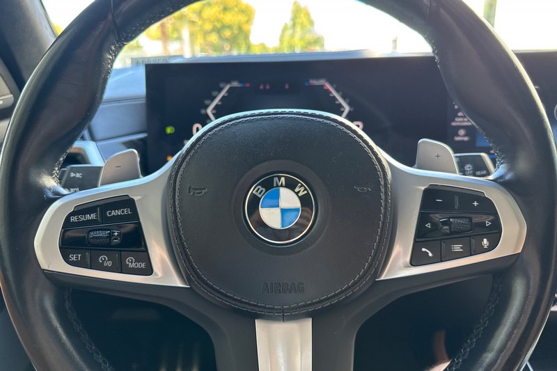 BMW X7 Vehicle Full-screen Gallery Image 35