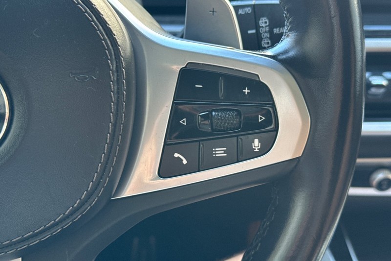 BMW X7 Vehicle Full-screen Gallery Image 38