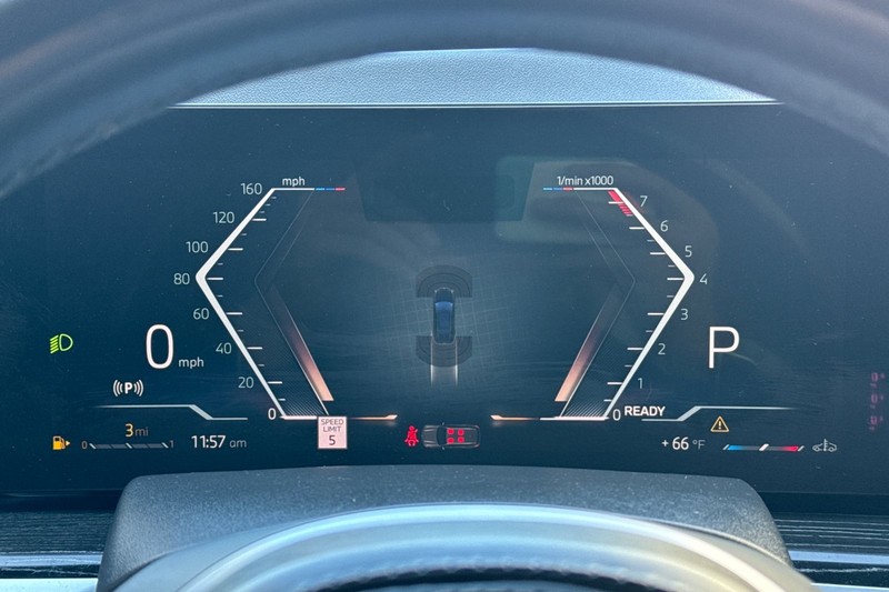 BMW X7 Vehicle Full-screen Gallery Image 40