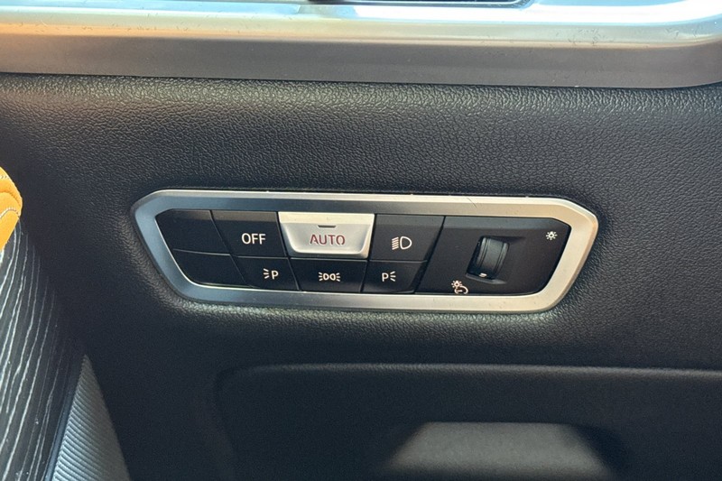 BMW X7 Vehicle Full-screen Gallery Image 43