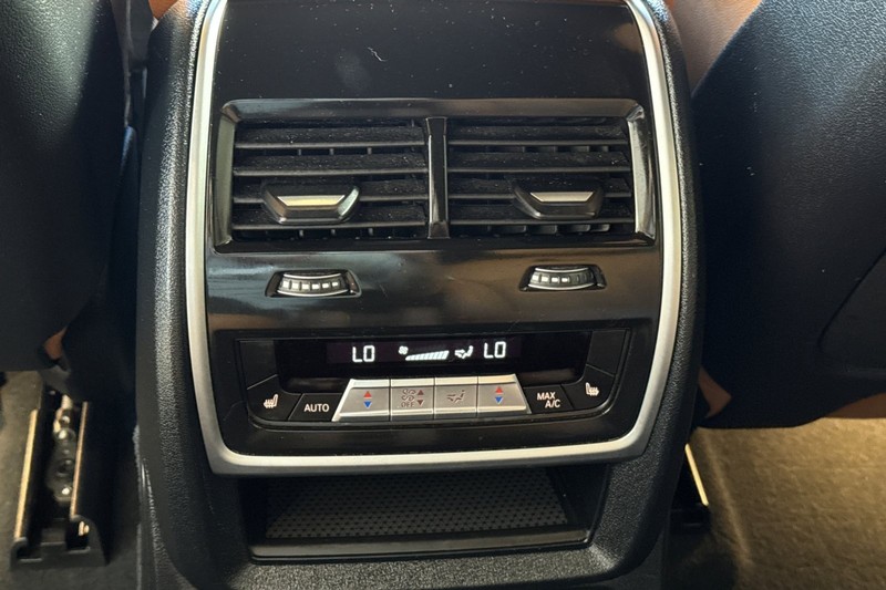 BMW X7 Vehicle Full-screen Gallery Image 44