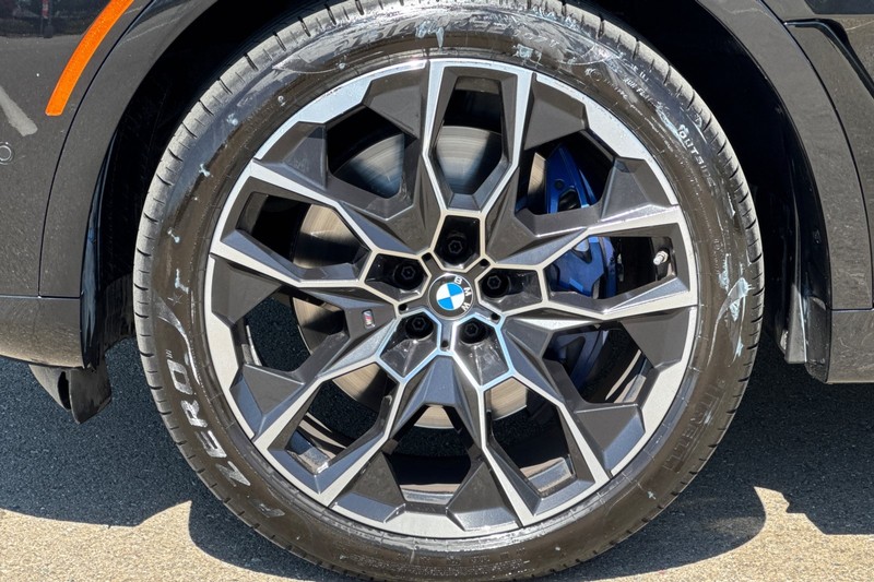 BMW X7 Vehicle Full-screen Gallery Image 47