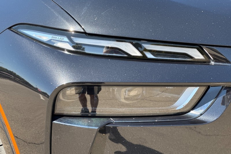 BMW X7 Vehicle Full-screen Gallery Image 48