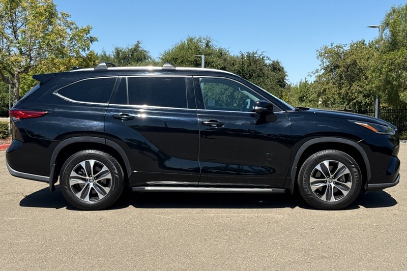 Toyota Highlander Vehicle Full-screen Gallery Image 03