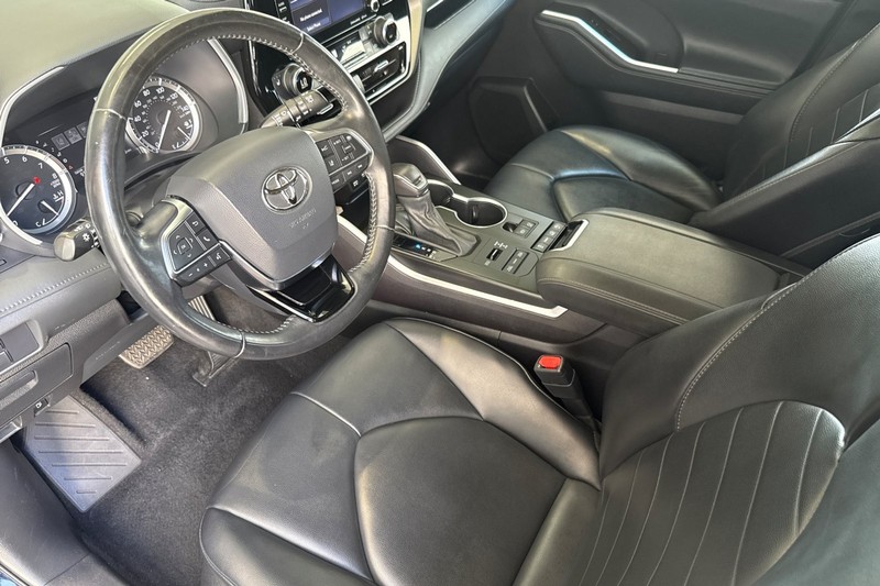 Toyota Highlander Vehicle Full-screen Gallery Image 10