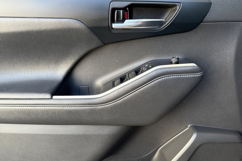 Toyota Highlander Vehicle Full-screen Gallery Image 11