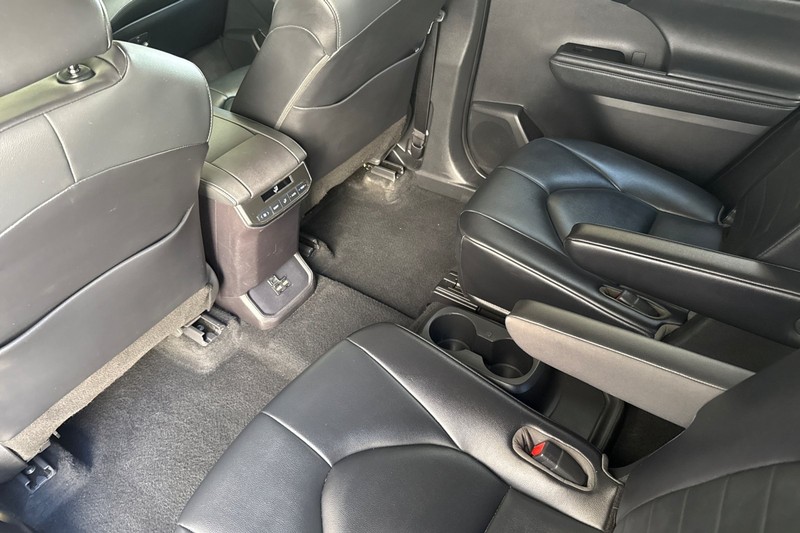 Toyota Highlander Vehicle Full-screen Gallery Image 14