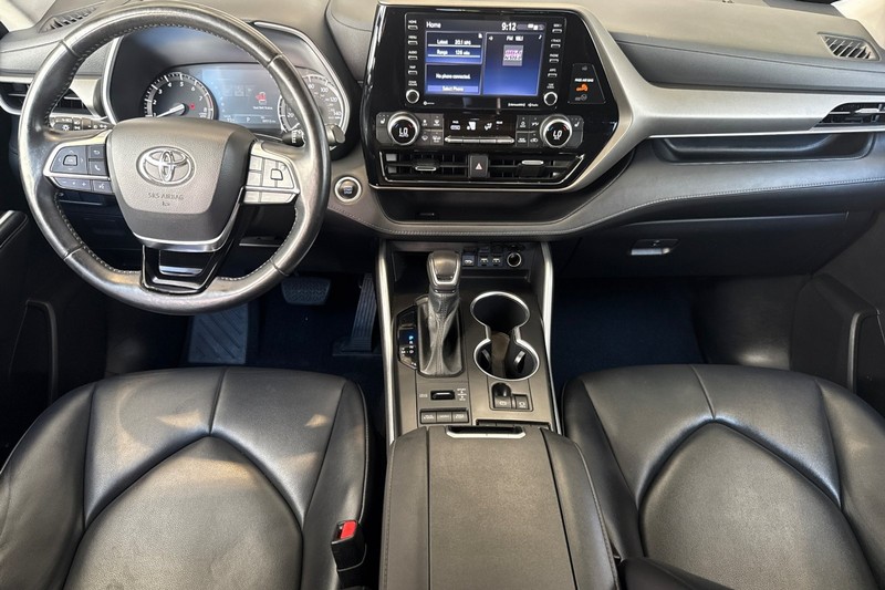 Toyota Highlander Vehicle Full-screen Gallery Image 15