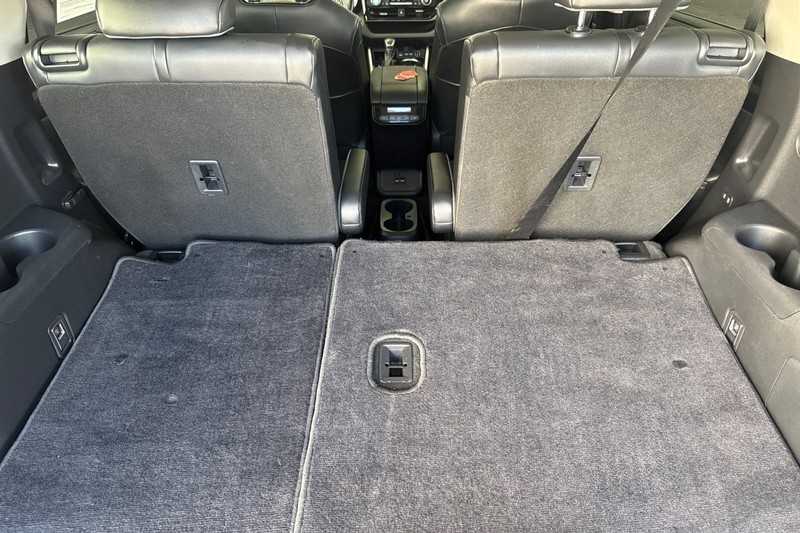 Toyota Highlander Vehicle Full-screen Gallery Image 17