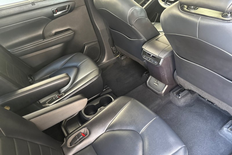 Toyota Highlander Vehicle Full-screen Gallery Image 18