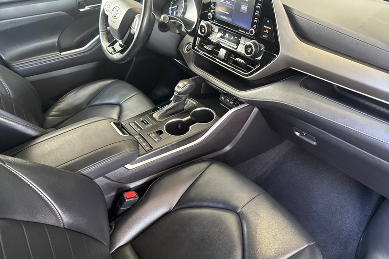 Toyota Highlander Vehicle Full-screen Gallery Image 19