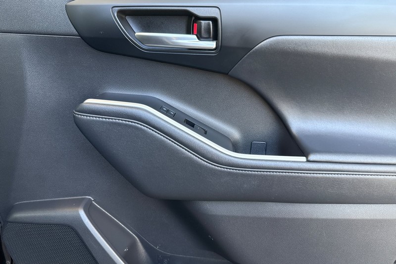 Toyota Highlander Vehicle Full-screen Gallery Image 21