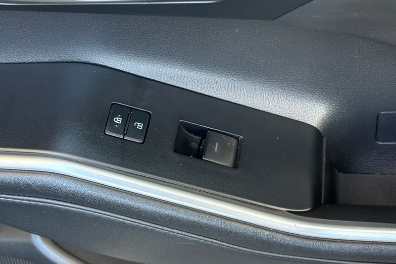 Toyota Highlander Vehicle Full-screen Gallery Image 22