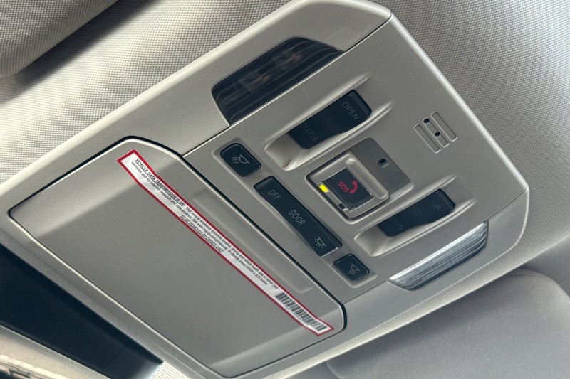 Toyota Highlander Vehicle Full-screen Gallery Image 24