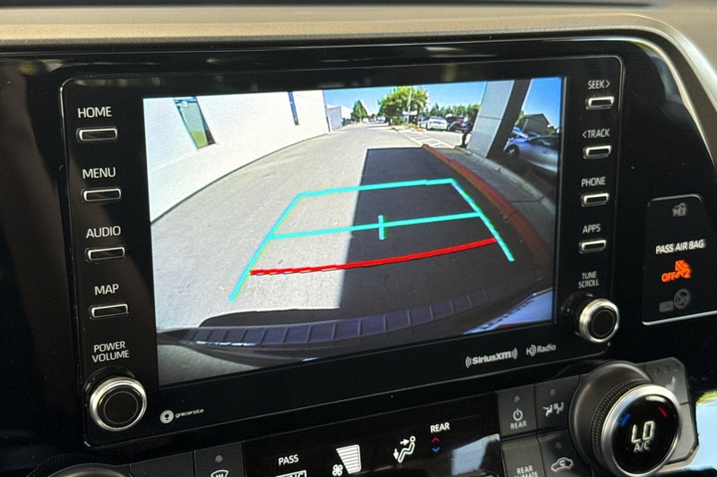 Toyota Highlander Vehicle Full-screen Gallery Image 27
