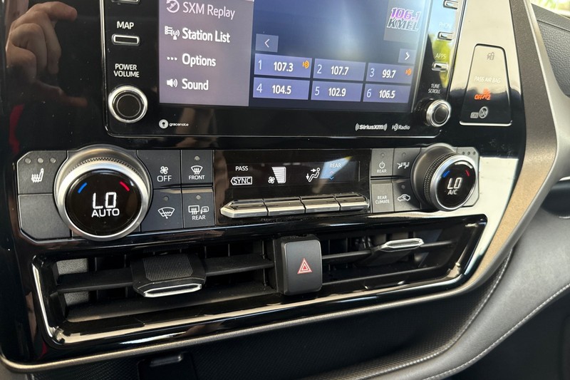 Toyota Highlander Vehicle Full-screen Gallery Image 28