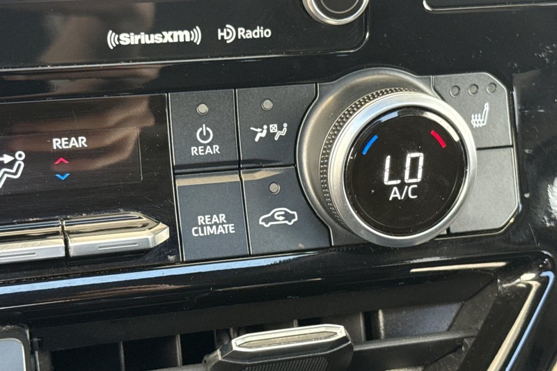 Toyota Highlander Vehicle Full-screen Gallery Image 30