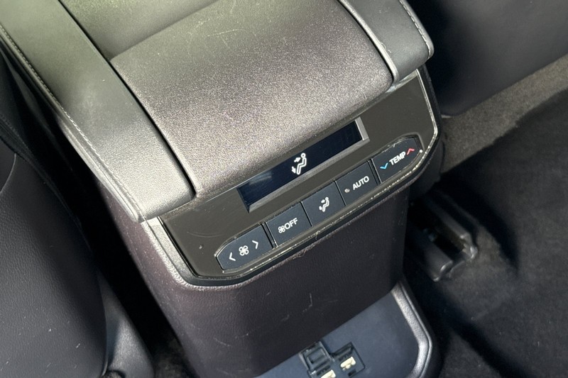 Toyota Highlander Vehicle Full-screen Gallery Image 43