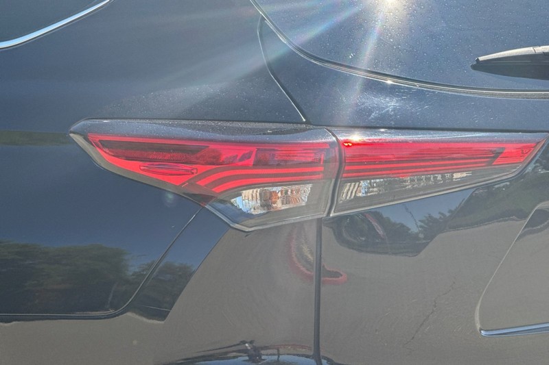 Toyota Highlander Vehicle Full-screen Gallery Image 48