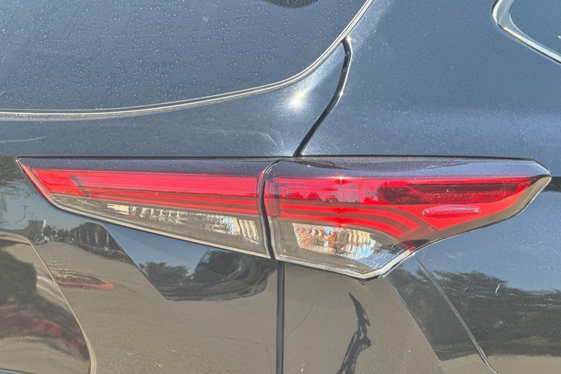Toyota Highlander Vehicle Full-screen Gallery Image 50