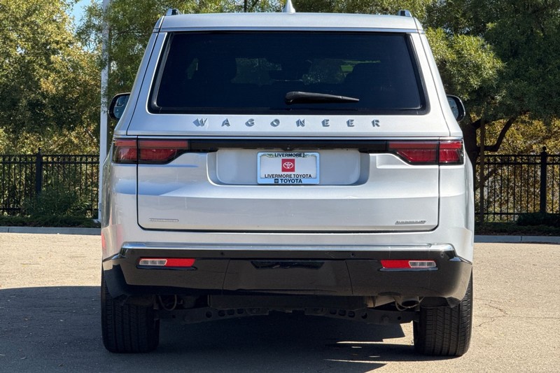 Jeep Wagoneer Vehicle Full-screen Gallery Image 05