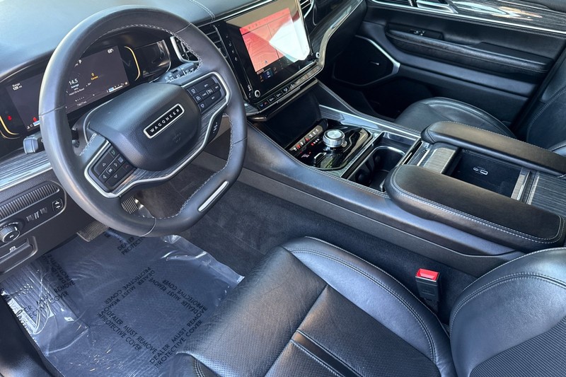 Jeep Wagoneer Vehicle Full-screen Gallery Image 10