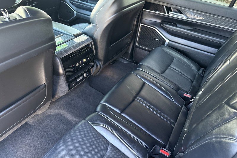 Jeep Wagoneer Vehicle Full-screen Gallery Image 14